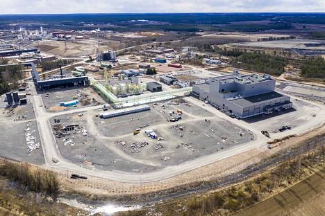 Akkumateriaalitehdas alkaa olla muodossaan Harjavallassa. Taustalla näkyy Harjavallan suurteollisuuspuisto.