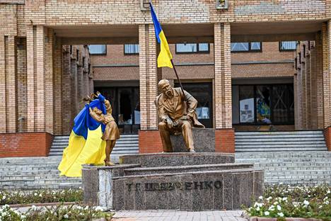Ukrainan liput liehuivan patsaiden käsissä Balakliyassa 10. syyskuuta. 