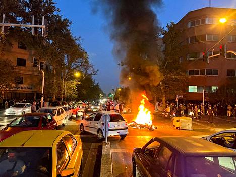 Moraalipoliisin toimet aiheuttivat mielenosoituksia Teheranissa Iranissa. Mielenosoittajat sytyttivät tulipaloja. 