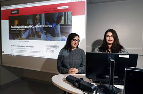 Vastavalmistuneet bioanalyytikot Orsolya Hajdu (vasemmalla) ja Laura Antila palasivat Satadiagin Savonia-luokkahuoneeseensa muistelemaan opiskeluaikaansa.