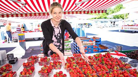 Peppiina Mattila-Närhi on Tammelantorilla myymässä marjoja Janin marja ja vihannes -yrityksen kojussa. Hän arvelee, että mansikoiden hinnat ovat edullisimmillaan tällä viikolla.