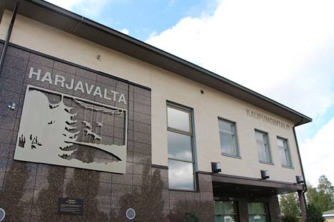 Harjavallan kaupungintalon ulkoseinän tekstit ja kaupungin nimikkosiluetti Maisema maksoivat yhteensä 6 000 euroa.