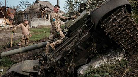 Ukrainan sotilaat tutkivat venäläistä panssarivaunua lähellä Harkovan aluetta 30. syyskuuta. 