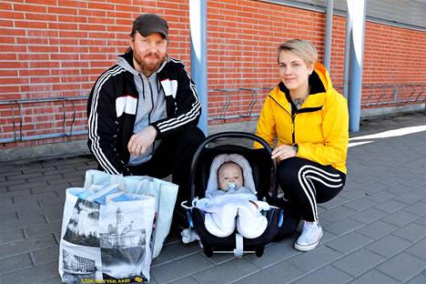 Eero Henttinen ja Ida Salmi toivat poikansa Onnin uimaan perjantaina. Ida Salmi kertoo soittaneensa monta kertaa ennen kuin onnistui varaamaan perheelleen ajan. Onnille uintireissu oli kaikkien aikojen ensimmäinen.