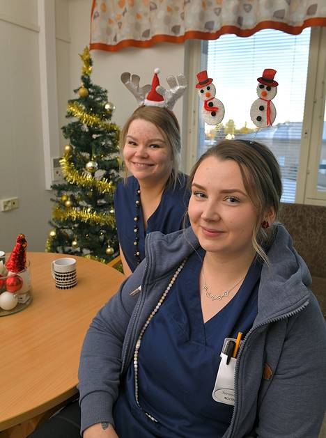Sairaanhoitaja Noora Nupponen (edessä) työskentelee jouluyönä Eurajoen hoito-osastolla. Taukohuoneen jouluisesta tunnelmasta Nupposen kanssa oli joulua edeltävällä viikolla nauttimassa myös Sofia Saarivuori.