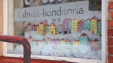 Kahvila-konditoria Postellin jouluikkunaa somistavat värikkäät piparkakkutalot luomassa joulutunnelmaa. ”Piparkakkutaloja on luultu jopa oikeiksi lyhdyiksi”, Postellin omistaja Elina Kivikoski kertoo.