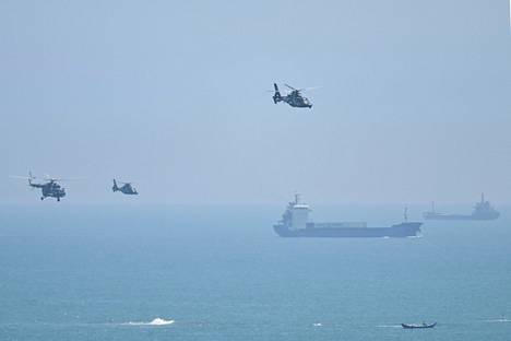 Kiinan sotilashelikopterit lensivät Pingtan-saaren yllä torstaina 4. elokuuta.
