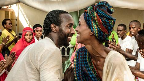 Haudankaivaja Guled (Omar Abdi) haluaa pelastaa sairaan vaimonsa Nasran (Yasmin Warsamen). 