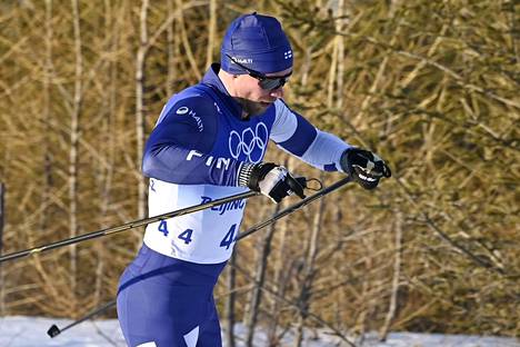Joni Mäki hiihtää Suomen ankkurina miesten sprinttiviestissä. 