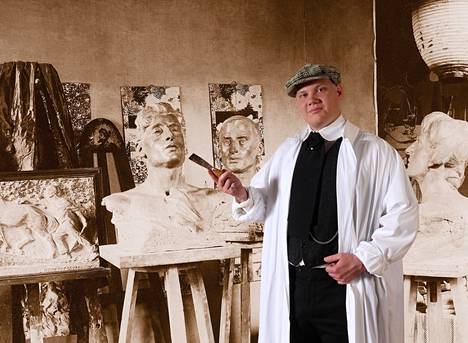 Niilo Härkälä näyttelee Emil Cedercreutzia Tuiskulan kesäteatterissa ensi kesänä. Taustakuva kuvanveistäjän Rooman ateljeesta vuodelta 1905 kuuluu museon kokoelmiin.