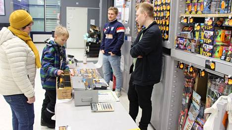 Eini Tuohilampi tuli rakettikaupoille yhdessä lapsenlapsensa Touko Tuohilammen kanssa. Mäntän Valon rakettipisteellä myyjinä olivat Samuli Laukka (oikealla) ja Joonas Raitanen.