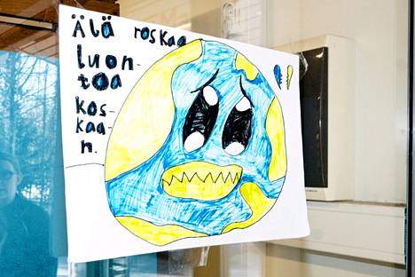 Selina Ahonen piirsi puhuttelevan julisteen Atalan K-Marketin tuulikaappiin. Omalla sometilillään kauppa kiitti häntä ja Bella Alasta aktiivisuudesta ja pyysi muitakin kiinnittämään huomioita roskaamiseen.