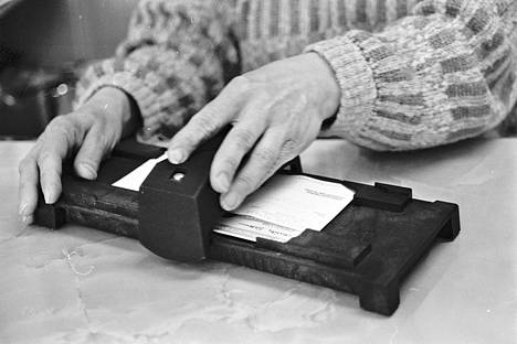 Pankkikorttien leimauslaitteet olivat ahkerassa käytössä ennen kuin sähköiset maksupäätteet yleistyivät 1980-luvun lopulta lähtien.