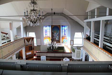 Panelian kirkon lehterikaiteiden väritys antaa viitteitä tulevasta. 1960-luvun harmaus muuttuu remontin myötä jugend-ajan värikkyydeksi.