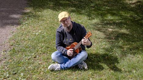 Kitaristi Timo Jauhiainen opettaa myös ukulelen soittoa. Nuoret ovat innostuneet helposti lähestyttävästä soittimesta Youtube-videoiden ansiosta.