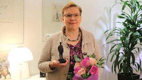 Taitavasta ja luotettavasta sosiaali- ja terveysalan tiedottamisesta palkittu Tuija Koivisto aikoo nostaa Antti-patsaan kotona kirjahyllyyn.
