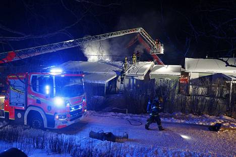 Tältä palopaikalla näytti hieman jälkeen puoli kymmenen maanantai-iltana Tasanteenraitilla Tampereella.