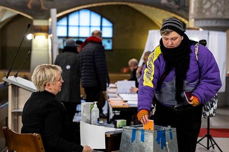 Seurakuntavaalien äänestysprosentti jäi matalaksi, mutta joissakin seurakunnissa myös ehdokkaita oli vähän. Ika Tuominen äänesti sunnuntaina Tuomiokirkossa Tampereella. Vaalitoimitsijana Salla Häkkinen.