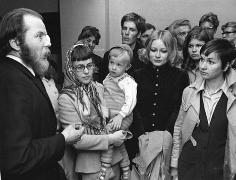 Kokeilevan taiteen ihmeet kiinnostivat suuria ihmisjoukkoja. Dimension alkuvuosien teoksia esiteltiin hyvällä yleisömenestyksellä Lapin perukoita myöten. Kuvassa taiteilija Osmo Valtonen kertoilee töistään Helsingissä vuonna 1969.