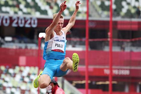 Jämsäläinen pituushyppääjä Kristian Pulli avasi kisakautensa viime viikolla Dubaissa. Kuva miesten pituushypyn finaalista Tokion olympialaisista vuodelta 2021. 