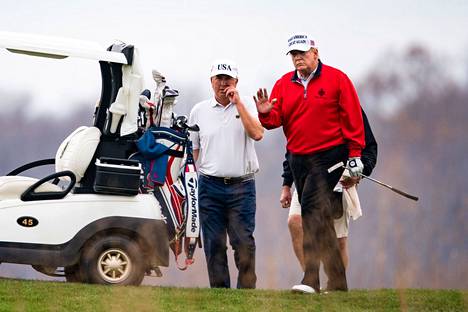 Donald Trump pelaamassa golfia viime marraskuussa.