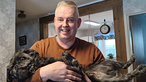 Multialainen Jukka Lampinen on saanut sekarotuisesta Nellasta kaverin arkeensa. Koira löytyi alkujaan eläinsuojeluyhdistyksen kautta, mutta lemmikin saadakseen Lampisen piti osallistua Nelosen Koti koiralle -ohjelmaan.