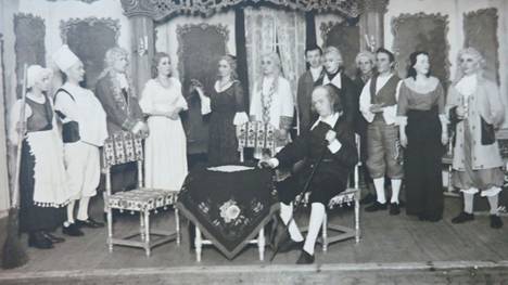 1950-luvulla Kansallispirtin näyttämöllä esitettiin Molièren Saituri. Tunnistatko kuvan henkilöitä? Keuruun Karjalaseura laittaa parhaillaan arkistoaan kuntoon ja vanhojen valokuvien henkilöitä pyritään tunnistamaan kuvien digitoinnin yhteydessä.