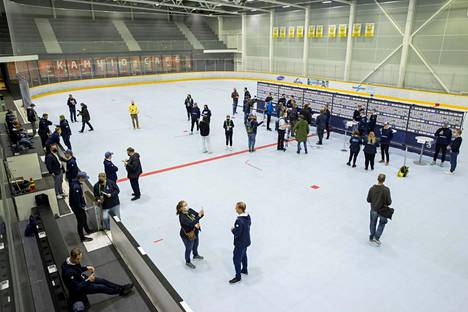 Tesoman jäähallissa tiistaina pidetyssä Leijonien mediapäivässä riitti kiinnostusta Suomen joukkueen tilanteesta.