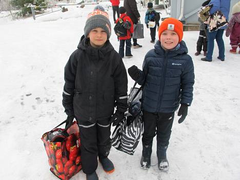 Kaverukset Frans ja Alpo käyvät usein luistelemassa Kuparivuoressa. Nyt pojat kokeilivat, millaista on jäädiscossa.