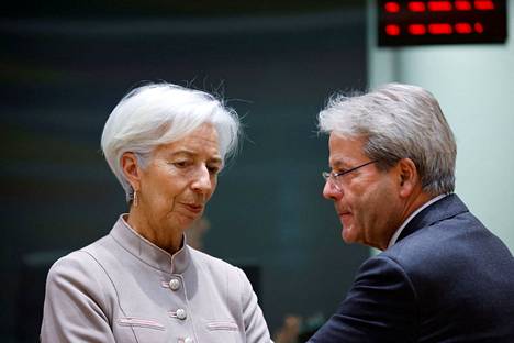 Euroopan keskuspankin pääjohtaja Christine Lagarde ja EU-komission talouskomissaari Paolo Gentiloni keskustelivat maanantaina euroryhmän kokouksessa Brysselissä.