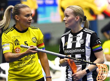 TPS:n Jenna Saario (oik.) ja PSS:n Inka Lampinen kohtasivat kentällä 10. syyskuuta Eerikkilän urheiluopistossa pelatun Supercupin merkeissä.