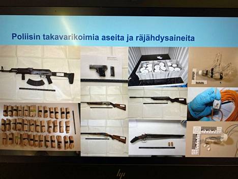 Kuvassa poliisin Kankaanpäässä aiemmin takavarikoimia aseita ja räjähdysaineita. Poliisin mukaan kyseessä on ensimmäinen äärioikeistoon liittyvä terrorismirikos-epäily koko Suomessa. 