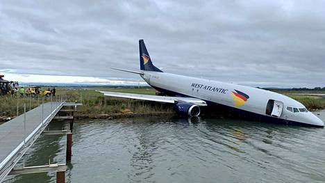 Boeing 737 -mallinen lentokone päätyi osittain järveen Ranskan Montpellier’ssa lauantaina.