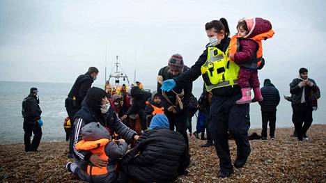 Britannian viranomaiset auttoivat keskiviikkona 24. marraskuuta siirtolaislapsia Dungenessin rannalla Kaakkois-Englannissa.