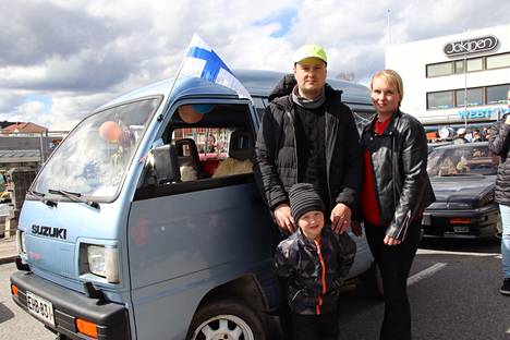 Suodenniemi-Teisko-akselilta tapahtumaan osallistuivat Olli (takana) ja Veikka Airaniemi sekä Carita Yrjölä. Ajokkina oli vuoden 1989 Suzuki Carry, jolla Airaniemi osallistui myös vuoden 2017 tapahtumana, ja jolla isä ja poika edelleen ajelevat viikonlopun kauppareissuja.