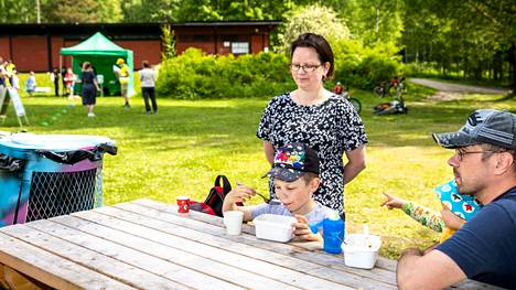 Tampereen kaupunki pilotoi viime kesänä lasten ja nuorten puistoruokailua Peltolammin uimarannalla. Lapset Mikael ja Rafael Koivisto nauttivat ruuasta vanhempiensa Anu ja Tomi Koiviston kanssa 8. kesäkuuta.