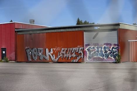 Tammermaticin entinen kiinteistö Raholassa näyttää hylätyltä. Toiselle puolelle rakennusta on maalattu graffiteja. 
