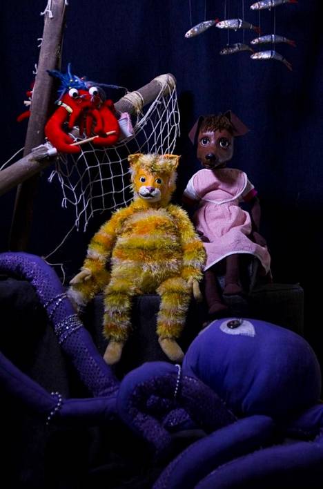 Nukketeatteri Vahapapu esittää lastennäytelmän Tahvo ja Bella ja merenpohjan Elvis. Tällä kertaa he sukeltavat meren pohjalle pelastamaan Bellan korua.