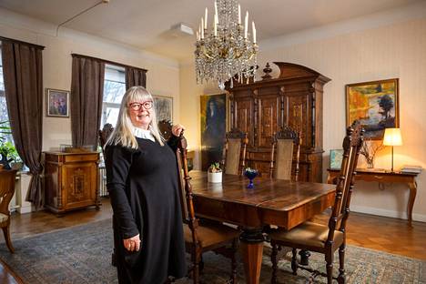 Hiekan taidemuseon johtaja Liisa Rintala ruokasalissa. Tämän 1800-luvun pöydän ympärillä Kustaa Hiekka istui usein ystäviensä kanssa.