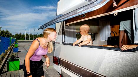 Jooa Sääskilahti heräsi matkailuvaunussa nukkumiltaan päiväunilta. Äidin Marjut Sääskilahden iloinen hymy ja porottava aurinko olivat taaperoa vastassa.
