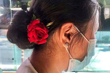 Nimettömänä pysyttelevät tukijat postasivat sosiaalisen median kanavaan Facebookiin kuvia, joissa heillä on ruusu hiuksissaan. Ruusulla muistettiin kotiarestissa olevan johtajan Aung San Suu Kyin syntymäpäivää.