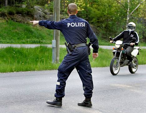 Poliisi valvoo mopoilijoita ja muiden kevyiden ajoneuvojen kuljettajia helatorstain jälkeisenä viikonloppuna koko maassa. Kuvituskuva.