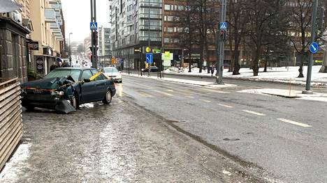 Henkilöauto ajautui toistaiseksi tuntemattomasta syystä päin rakennuksen seinää Tampereen Rautatienkadulla keskiviikkona aamulla. Noin kello 10.30 nauhalla verhottu auto oli yhä paikoillaan kadulla.