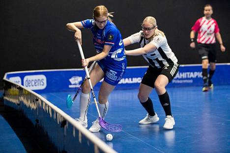 TPS:n Laura Rantanen paukutti Lempäälässä kolme osumaa, Classicin Hanna Pukero suojaa palloa.