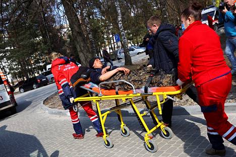Haavoittunutta sotilasta kiidätettiin hoitoon Javorivin sotilastukikohtaan tehdyn iskun jälkeen Ukrainassa sunnuntaina. 