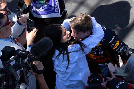 Kelly Piquet antoi onnitteluhalauksen poikaystävälleen Max Verstappenille.