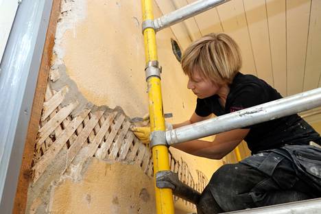 Konservaattori Helena Salo kunnostaa Orvokki -salin vanhaa tikutettua seinärappausta.