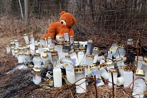 Torstaina nokkakolarissa menehtyneiden nuorten muistoksi on tuotu onnettomuuspaikalle runsaasti kynttilöitä.