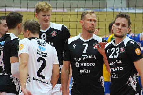 VaLePan Sakari Mäkinen (23, oikealla), Mikko Esko (7) Jacob Ekman (9) ja Eetu Pennanen (2) olivat pettyneitä Mestarien liigan tappioon Itävallassa.