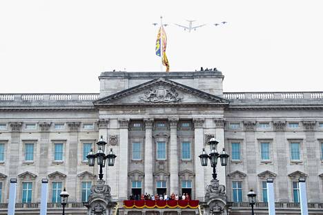 Kuningatar Elizabeth, prinsessa Anne, prinssi Charles, herttuatar Camilla, prinssi William, herttuatar Catherine, prinsessa Charlotte, prinssi George ja prinssi Louis näyttäytyivät Buckinghamin palatsin parvekkeella.